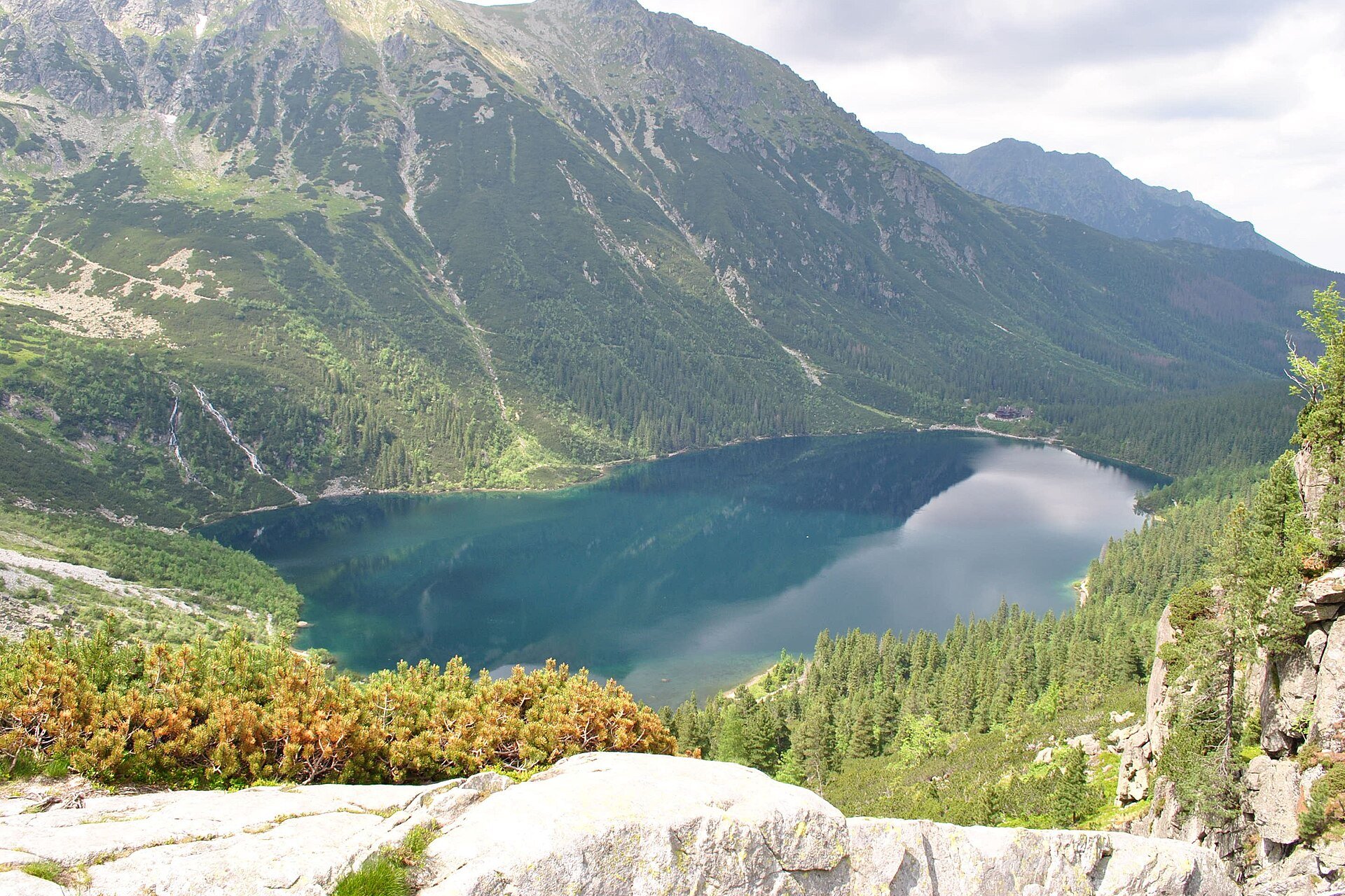 Morskie Oko w polskich Tatrach — widok na jezioro i granie